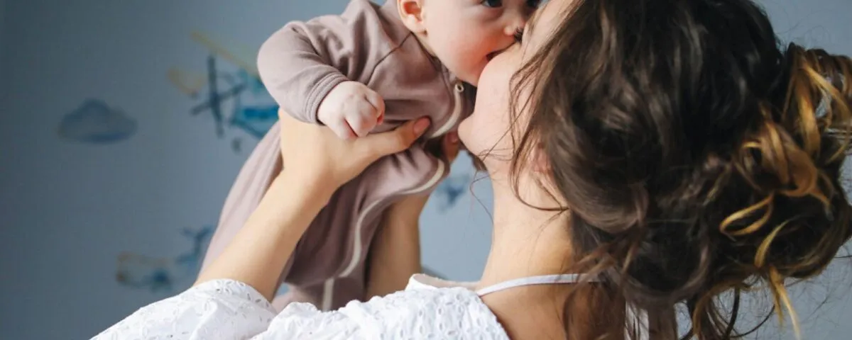 zena drzi sve miminko