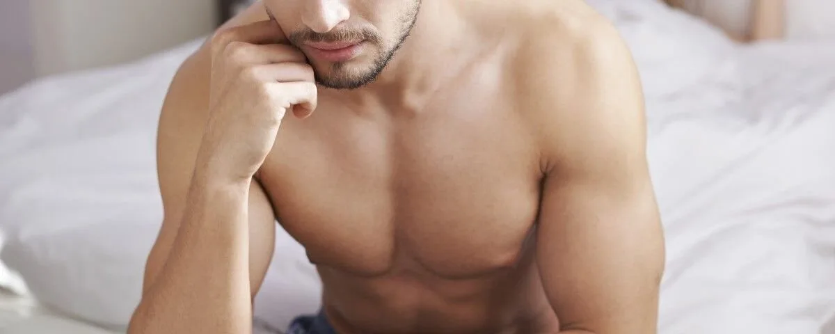 muž-v-sedě-ma-problemy-s-erekci-jak-oddálit-ejakulaci